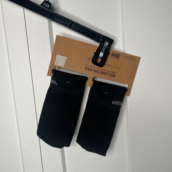 Man Made "Shh Be Quiet The Game Is On" Socks NWT Men's Size 8 - 12 - Picture 2 of 3